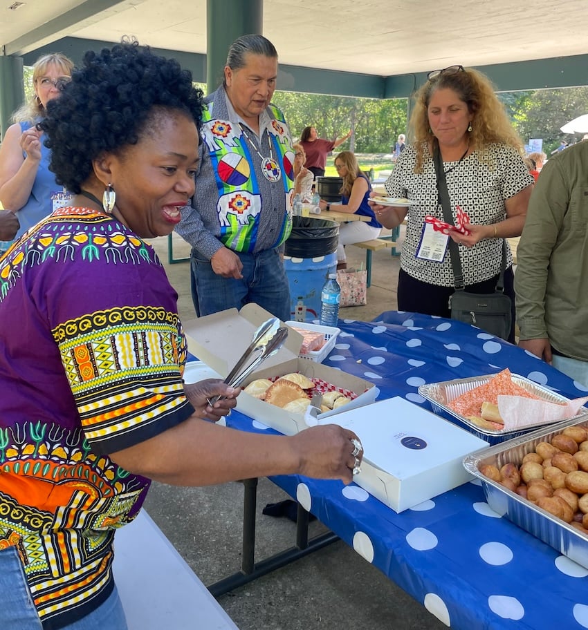 femme africaine rassemblement-communautaire-en plein air-alimentation-connexion-diversité-inclusion femme africaine rassemblement-communautaire-en plein air-alimentation-connexion-diversité-inclusion