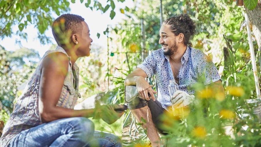 Des gens qui sourient au milieu de la nature